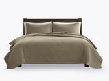 King 3 Piece Luxurious Oversized Quilt Set B035129005
