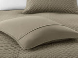 King 3 Piece Luxurious Oversized Quilt Set B035129005